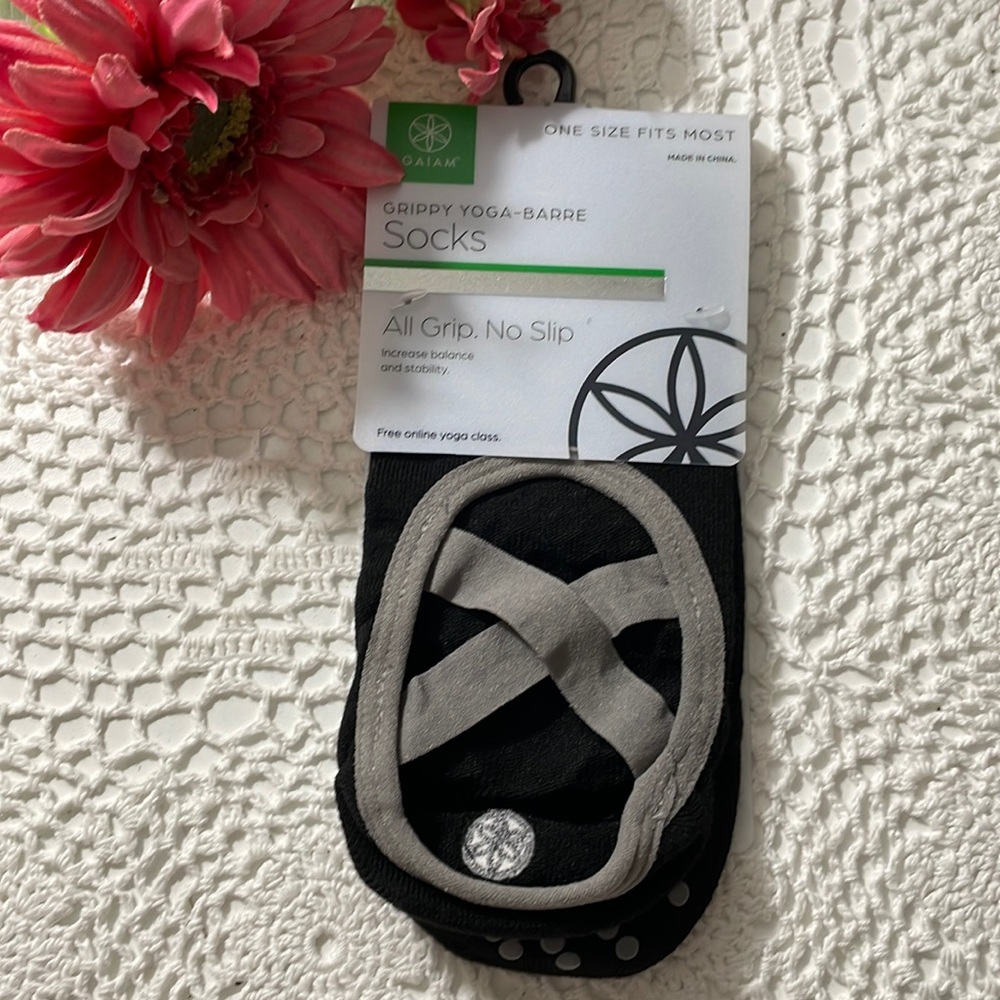 GAIAM grippy YOGA 🧘 SOCKS NEW!!!